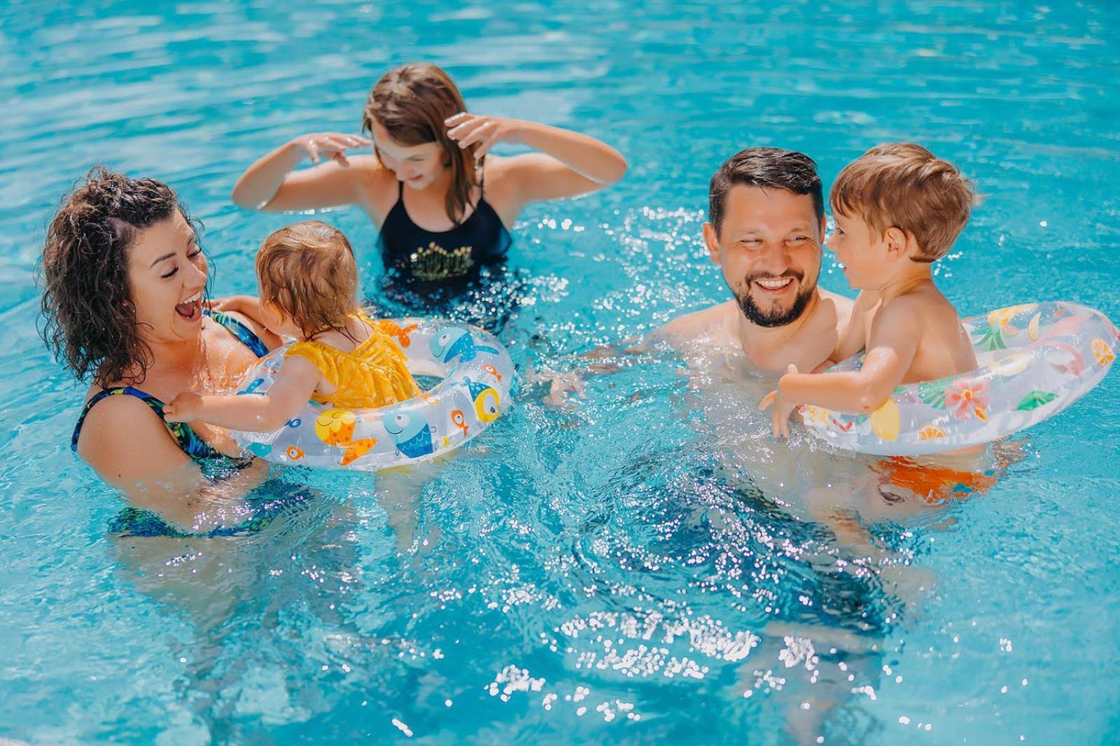 Platinum Mountain Hotel&Spa Szklarska Poreba Extérieur photo Family in a swimming pool