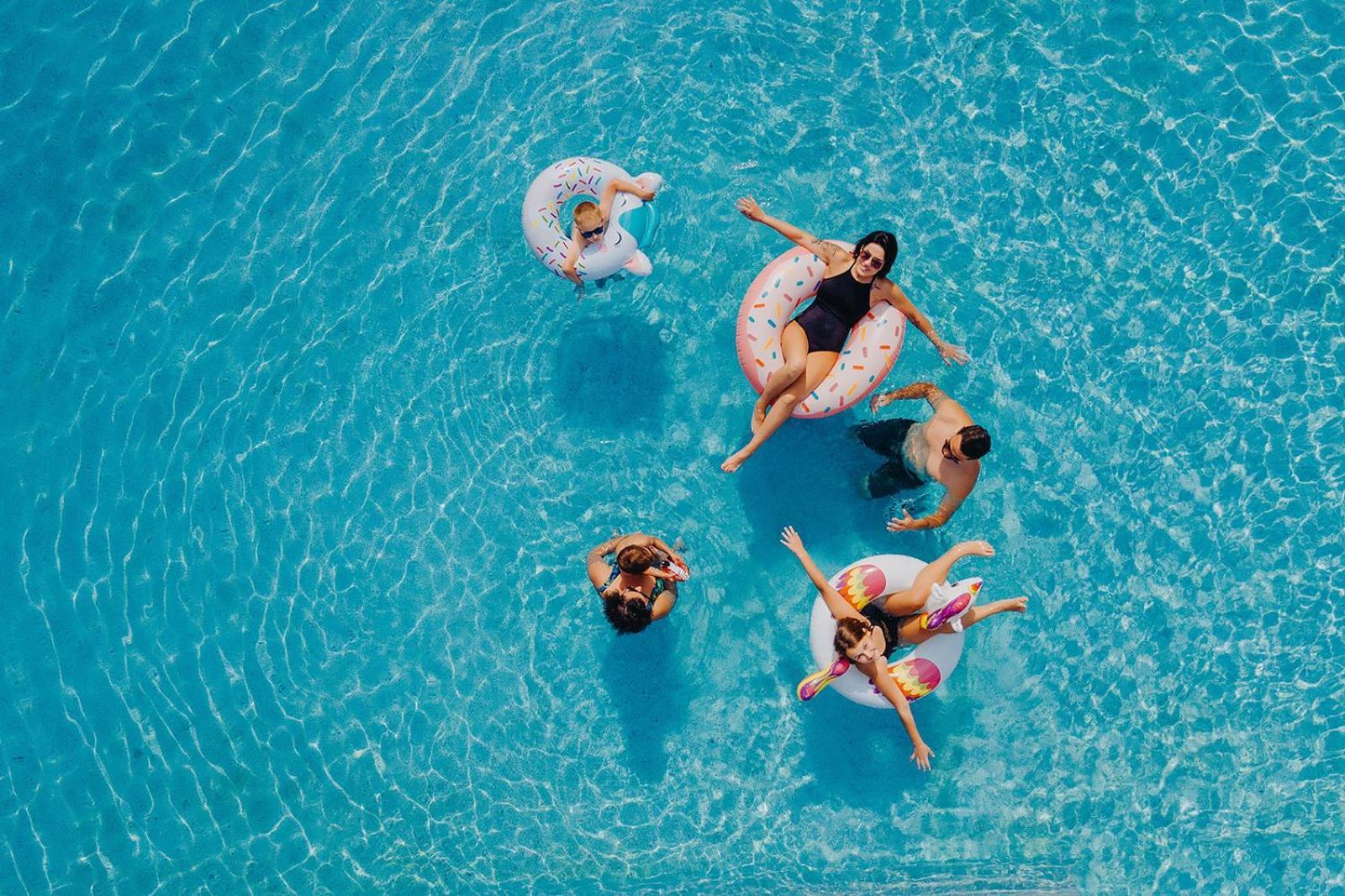 Platinum Mountain Hotel&Spa Szklarska Poreba Extérieur photo Aerial view of people floating on inner tubes in a swimming pool