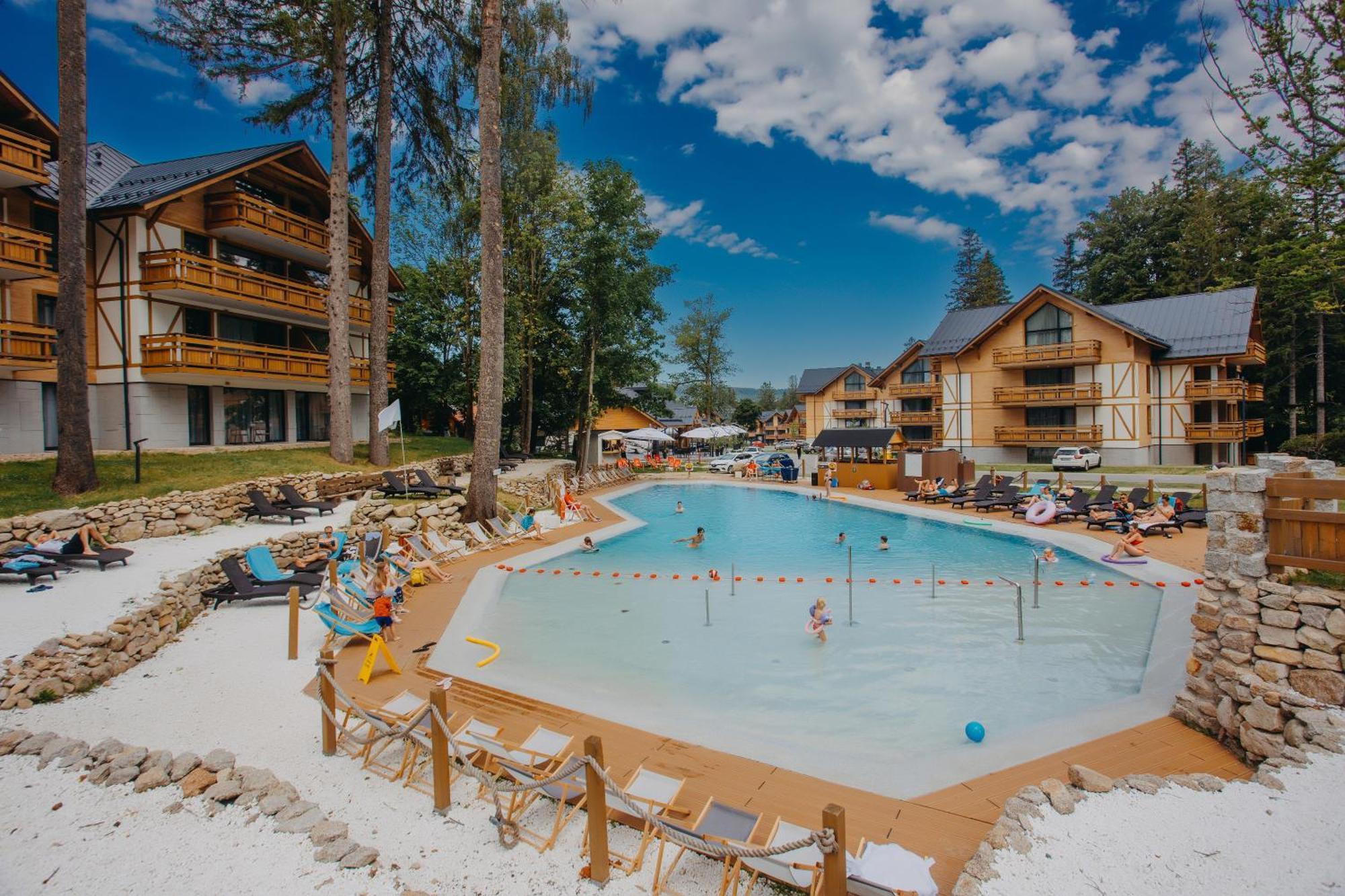 Platinum Mountain Hotel&Spa Szklarska Poreba Extérieur photo The swimming pool at the center of the resort